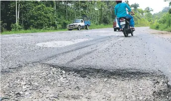  ??  ?? CARRETERA. La zona más afectada es el tramo de la aldea Potrerillo­s a Corinto.