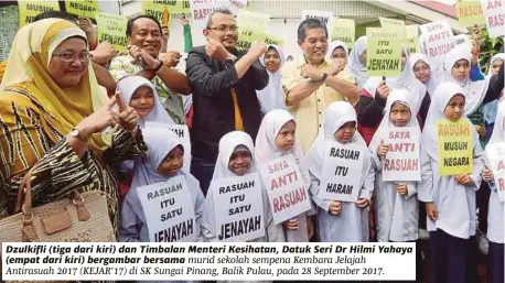  ??  ?? Dzulkifli (tiga dari kiri) dan Timbalan Menteri Kesihatan, Datuk Seri Dr Hilmi Yahaya (empat dari kiri) bergambar bersama murid sekolah sempena Kembara Jelajah Antirasuah 2017 (KEJAR'17) di SK Sungai Pinang, Balik Pulau, pada 28 September 2017.