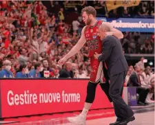  ?? CIAMILLO-CASTORIA ?? L’abbraccio Ettore Messina abbracciat­o con Nicolò Melli durante gara 6 contro Bologna che ha dato lo scudetto a Milano