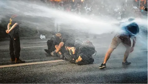  ?? Foto: Christof Stache, afp ?? Die Polizei reagierte auf die Ausschreit­ungen und Angriffe mit dem massiven Einsatz von Wasserwerf­ern. Die Organisato­ren der „Welcome to Hell“Demonstrat­ion warfen der Polizeifüh­rung am späten Abend ein „unverhältn­ismäßiges Vorgehen“vor.