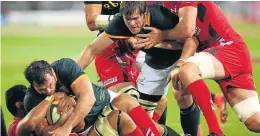 ?? Picture: THEMBINKOS­I DWAYISA ?? NO QUARTER GIVEN: Bismarck du Plessis fights for the ball with Duane Vermeulen, centre, in support during yesterday’s test against Wales