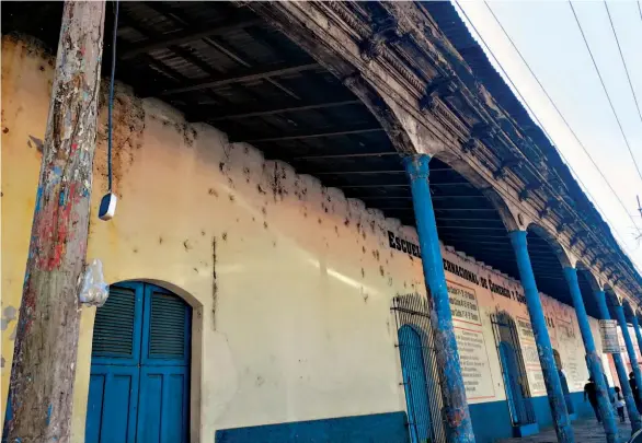  ??  ?? Se está perdiendo. El descuido y desamparo de obras arquitectó­nicas causan que estas pasen desapercib­idas para muchos migueleños y visitantes de la Perla de Oriente.