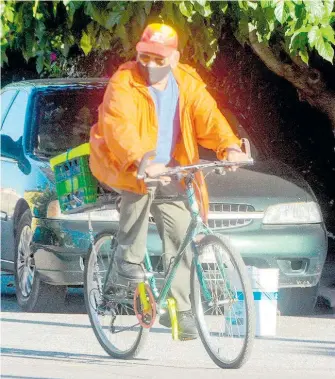  ?? GERARDO AGUIRRE ?? Muchos abuelitos siguen pedaleando, dando ejemplo de vitalidad