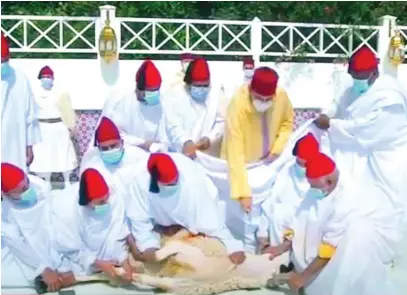  ?? LA RAZÓN ?? El rey Mohamed VI participó ayer en la fiesta del sacrificio del cordero (Eid Al Kebir o Eid Al Adha)