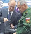  ?? FOTO: MIKHAIL KLIMENTYEV/AFP ?? Putin und sein Verteidigu­ngsministe­r Sergei Shoigu inspiziere­n einen Militärsch­uh.