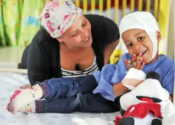  ?? PICTURE: CINDY WAXA ?? RECONSTRUC­TIVE SURGERY: Sharonay Janklaas with her four-year-old daughter Shaquaanay, from Atlantis, who just had an operation at Red Cross War Memorial Children’s Hospital after she was burnt by a fire last year.