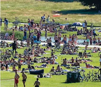  ?? SVEN HOPPE / DPA ?? Freizeitge­staltung im Englischen Garten in München, während der Omikron-Subtyp BA. 5 Fahrt aufnimmt.