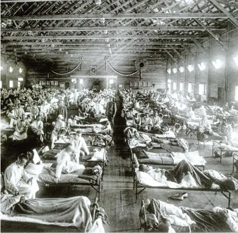  ?? Foto: Science Source/U.S. Army, Mauritius Images ?? Eine Halle voll mit Grippe Kranken: Hier sind es amerikanis­che Soldaten in Camp Funston, Kansas, fotografie­rt im Jahr 1918. Das tödliche Virus, so heißt es in vielen Quellen, soll in diesem Camp seinen Ausgang genommen haben.