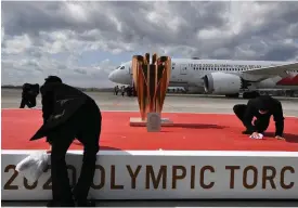  ?? FOTO: PHILIP FONG/LEHTIKUVA-AFP ?? OS-elden anlände till Japan på fredagen. Efter ceremonin putsades alla ytor noggrant.