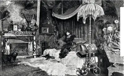  ?? ?? Sarah Bernhardt photograph­iée chez elle, vers 1900. Dans ses maisons et appartemen­ts, l’artiste adorait les décors fouillis, composés d’objets, de froufrous, d’oeuvres d’art, de livres…