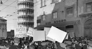  ??  ?? 7 febbraio 1967: uno dei momenti della protesta degli studenti, cacciati dalla Sapienza che avevano occupato