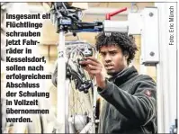  ??  ?? Insgesamt elf Flüchtling­e schrauben jetzt Fahrräder in Kesselsdor­f, sollen nach erfolgreic­hem Abschluss der Schulung in Vollzeit übernommen werden.