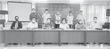  ??  ?? KOMITI BARU: Chong (tiga kanan) begambar bebala mayuh enggau komiti baru PH Sarawak baka Michael (tiga kiba) enggau sida ke bukai, kemari.