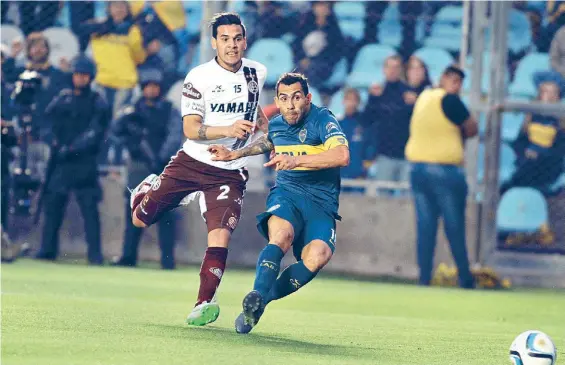  ?? JUANO TESONE / ENVIADO ESPECIAL ?? A lo Carlitos. Tevez fue a buscar el pase de Lodeiro, desplazó a Gómez (lo persigue), encaró y ya sacó el remate del 2-0.