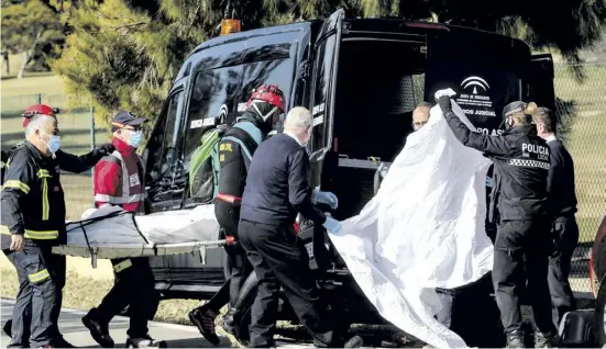  ?? Foto: dpa ?? Traurige Bilanz: Eine Spezialein­heit der Guardia Civil bei der Bergung der zwei leblosen Körper am Río Fuengirola.