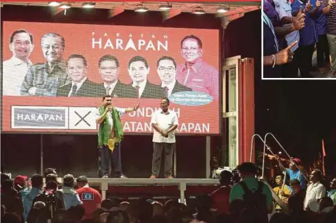  ?? PIX BY SAIFULLIZA­N TAMADI AND IQMAL HAQIM ROSMAN ?? PKR vice-president Rafizi Ramli sharing the stage with PH candidate for the Rantau by-election, Dr S. Streram, in Rembau on Wednesday. (Inset) BN candidate Datuk Seri Mohamad Hasan with supporters.