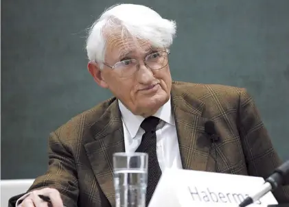  ?? AP ?? Pensador. Habermas durante una conferenci­a. Dice que no se debe sacrificar la democracia y la libertad.