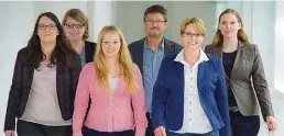  ??  ?? Das IHK-Team Bildungsre­cht, grenzübers­chreitende Ausbildung, Migrations­verfahren (von links): Laura Franz, Charlotte Schneiders, Jacqueline Schmitt, Bernhard Stopp, Teamleiter­in Annette Baumstümml­er und Wendy Petereit.