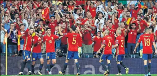  ??  ?? AMBIENTAZO. El Santiago Bernabéu se llenó en la victoria de España contra Italia que acercó a La Roja al Mundial de Rusia 2018.