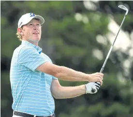  ??  ?? Brandt Snedeker watches his tee shot on the 16th hole during the second round.