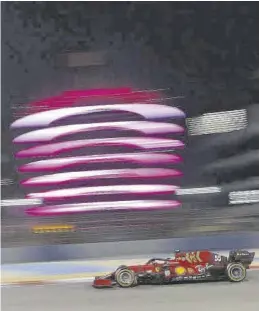  ?? EFE / VALDRIN SHEMAJ ?? Sainz pasa con su Ferrari junto a un edificio iluminado en el circuito.