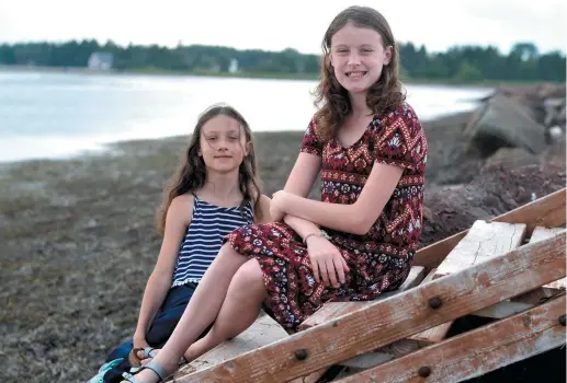  ??  ?? Adèle (à gauche) et Juliette LeFrançois-Bélanger, de Grande-Digue, ont effectué un projet sur le crabe vert pour une exposition scientifiq­ue après avoir observé que l’estuaire dans lequel elles se baignent avait été envahi. - Acadie Nouvelle: Jean-Marc...