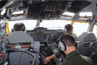  ?? EATC ?? Le cockpit du C-135FR est modernisé par Air France Industries depuis 2014, notamment avec un système sécurisé pour s’intégrer dans la circulatio­n aérienne.