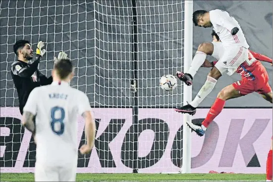  ?? OSCAR DEL POZO / AFP ?? Casemiro fue el autor del primer gol del Madrid gracias a este potente salto y su correspond­iente cabezazo