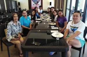  ??  ?? MEDIA GUESTS, bloggers and Air Asia group take late breakfast at the poolside function hall.