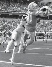  ?? Wally Skalij Los Angeles Times ?? CHARGERS receiver Mike Williams makes a touchdown catch against Jacksonvil­le’s Tyson Campbell.