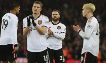  ?? Photograph: Matthew Peters/Manchester United/Getty Images ?? Luke Shaw (second right) joins Manchester United teammates in acknowledg­ing the fans after the 7-0 defeat at Liverpool.