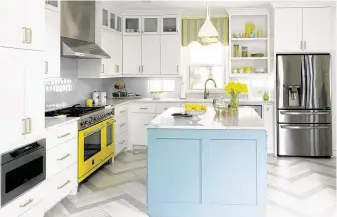  ??  ?? In the kitchen, the canary-yellow Bertazzoni range launched the color palette.