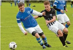  ?? Foto: Ernst Mayer ?? Rasentanz im Regen: Der Ellzeer Marcus Bornschleg­l (links) und der Wiesenbach­er Fabian Dopfer.