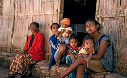  ?? ABIGAIL DOUGHERTY/STUFF ?? From left, Lorentina Soares, her daughter-in-law Virginia Meko, holding son Augusta, with her other child at her knee, next to another local mother and daughter sitting on their doorstep in Ermera, Timor-Leste.