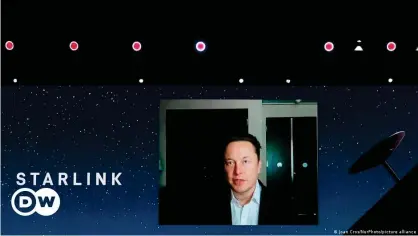  ??  ?? El multimillo­nario sudafrican­o Elon Musk, presentand­o su proyecto Starlink.