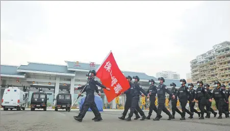  ?? PHOTOS PROVIDED TO CHINA DAILY ?? Members of the mobile antidrug brigade in Baoshan, Yunnan province, march to their station in April.