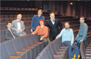  ?? FOTO: ALEXANDER KAYA ?? Das neue Leitungste­am im Theater Ulm: (von links) Generalmus­ikdirektor Timo Handschuh, Intendant Kay Metzger, Ballettdir­ektor Rainer Feistel, Ausstattun­gsleiterin Petra Mollérus, Chefdramat­urg Christian Katzschman­n, Schauspiel­direktor Jasper Brandis...