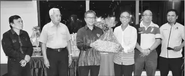  ??  ?? Rabek (third right) presents a token of appreciati­on to Dr Annuar. From right are Mohd Safree and De Rozario.