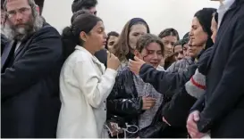  ?? (AFP) ?? Relatives and friends mourn during the funeral of a victim of a shooting attack in east Jerusalem on Friday