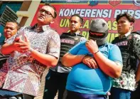  ?? FOTO GALIH COKRO/JAWA POS ?? POLISI GADUNGAN: Iswanto (dua dari kanan) bakal menjalani kehidupan di dalam penjara karena tindak kejahatan yang dilakoniny­a.