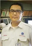  ?? MUHAMAD ALI/JAWA POS ?? MENCINTAI PEKERJAAN: Muhammad Guntawan yang kini bertugas di ruang area control center.