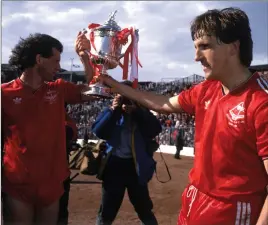  ??  ?? Aberdeen legend Peter Weir (right) collects the Scottish Cup