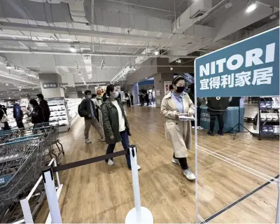  ?? The Yomiuri Shimbun ?? Customers shop at a new store of Nitori Holdings Co. in Beijing.