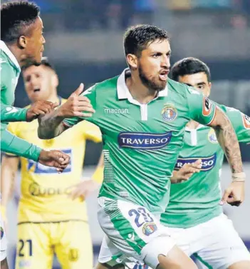  ??  ?? ► Ignacio Jeraldino celebra su gol, el que marcaba el 1-0 sobre la U penquista.