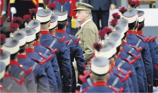  ?? JOSÉ LUIS ROCA ?? El rey Juan Carlos I, durante una celebració­n oficial del Día de la Fiesta Nacional, el 12 de octubre, cuando aún era el jefe del Estado.