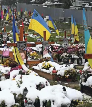  ?? ?? Ta teden je minilo devet mesecev od začetka ruske agresije na Ukrajino. Na fotografij­i pokopališč­e v Lvovu Foto Yuriy Dyachyshyn/AFP