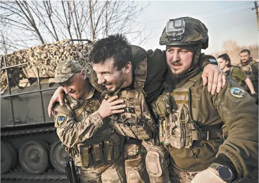  ?? Aris Messinis / AFP ?? A wounded Ukrainian soldier is carried away from the front line near Bakhmut.