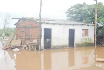  ??  ?? El agua llegó a los patios y las casas. Las personas no saben cómo salir y abandonan sus muebles y pertenenci­as. Claman por camiones para los traslados.