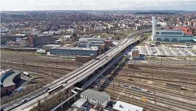  ?? Foto: René Meinig ?? Über die Nossener Brücke wird in Zukunft eine Straßenbah­n fahren. Bevor es so weit ist, wird die Brücke abgerissen und neu aufgebaut.