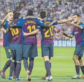  ?? FOTO: PERE PUNTÍ ?? Dembélé, abrazado por Rakitic, Messi, Sergi Roberto y Coutinho en Valladolid